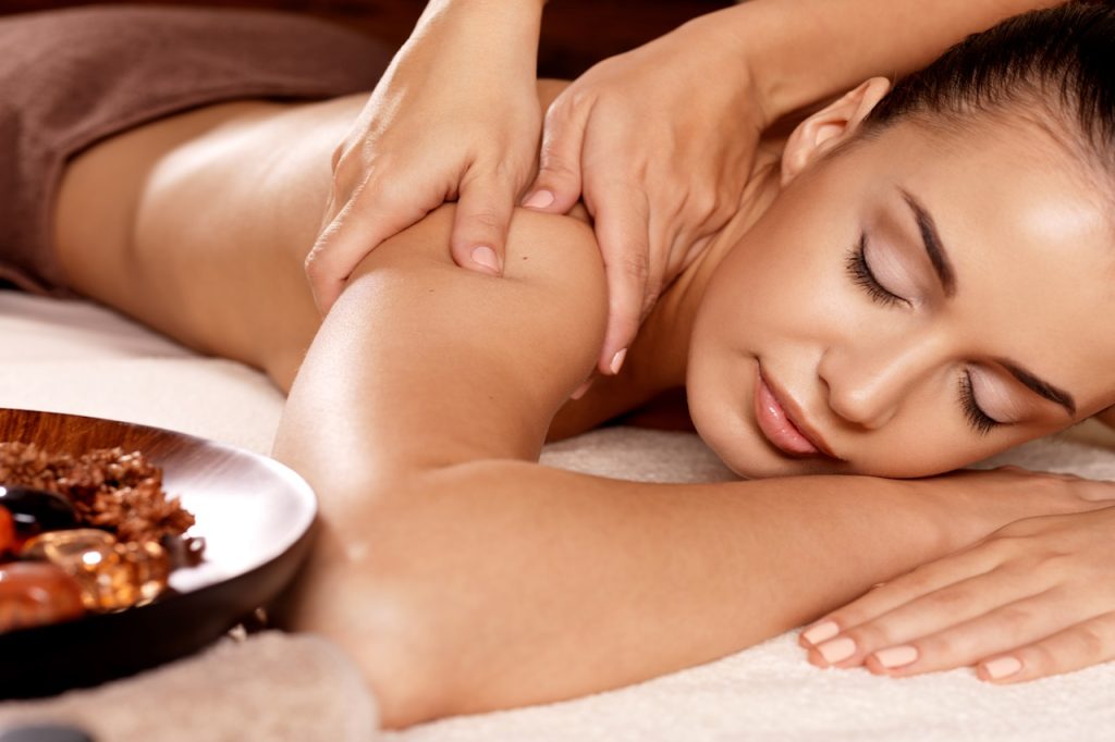 Czym różni się masaż relaksacyjny od innych rodzajów masażu?