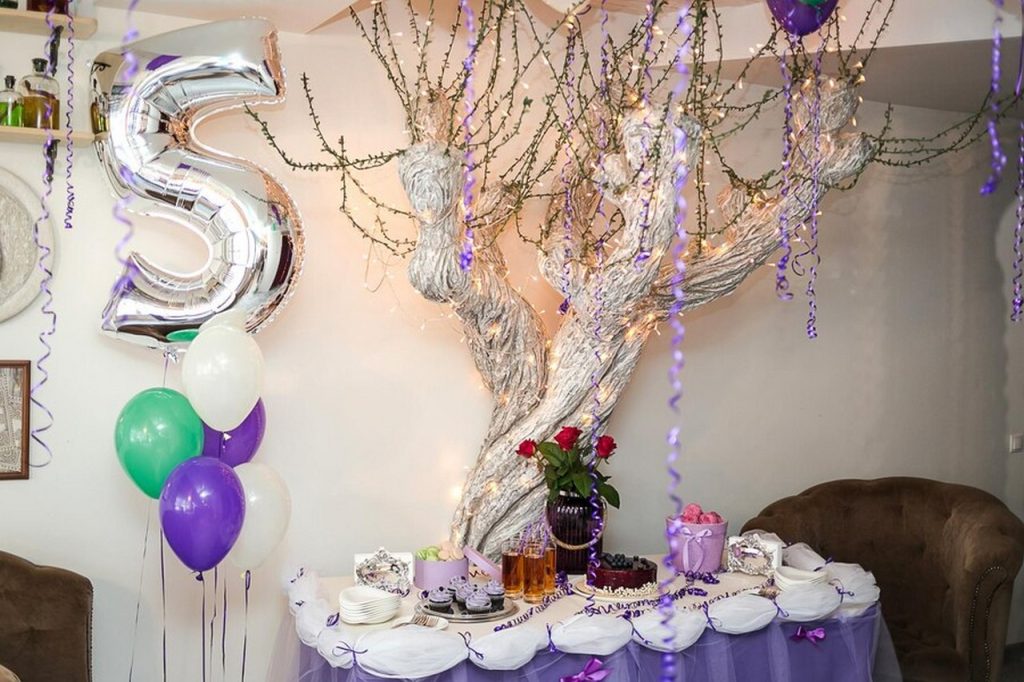 Dekoracje na imprezy – balony cyfry i świeczki cyferki