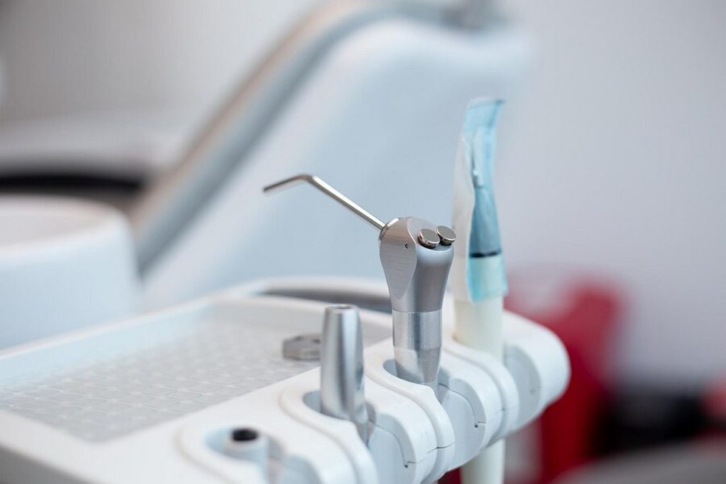 Jakie są korzyści z regularnych wizyt kontrolnych u stomatologa?